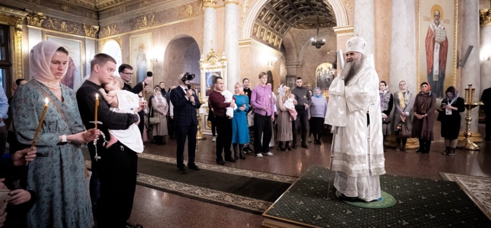 Управляющий Нижегородской епархией провёл крещение детей из многодетных семей