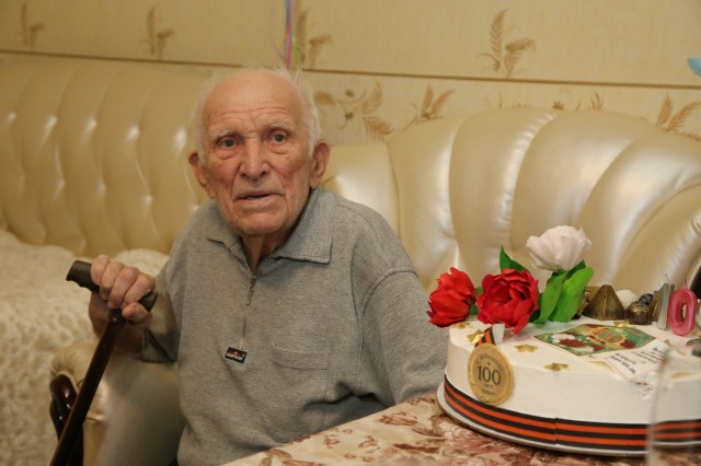 Глава администрации Автозаводского района поздравил ветерана со 100-летним юбилеем
