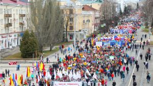 Около 35 тысяч человек приняли участие в праздничном шествии 1 мая в Чебоксарах Около 35 тысяч человек приняли участие в праздничном шествии 1 мая в Чебоксарах