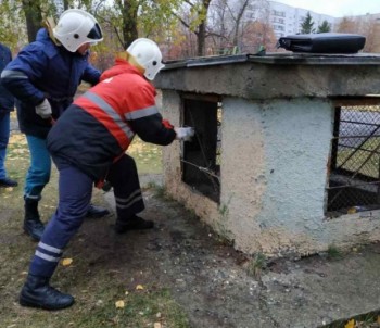 Спасатели в Ульяновске вытащили из вентиляционной шахты 19-летнюю девушку