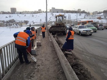 Канавинский мост очищают от снега и наледи 17 марта