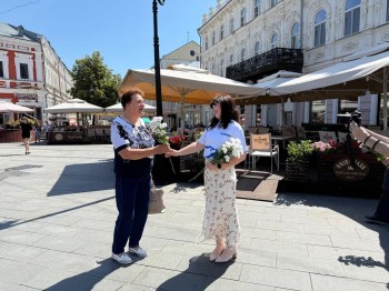 Активисты "ЕР" поздравили нижегородцев и гостей города с Днем семьи, любви и верности Активисты "ЕР" поздравили нижегородцев и гостей города с Днем семьи, любви и верности