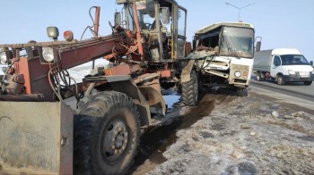 Вахтовый автобус столкнулся с автогрейдером в Башкирии