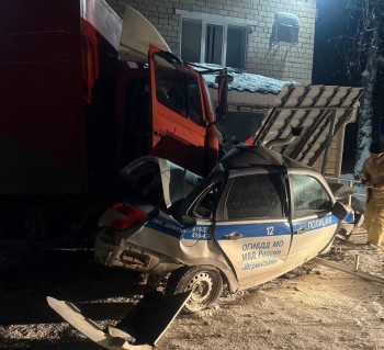 Грузовик снёс служебную машину и врезался в отдел ГАИ в Удмуртии