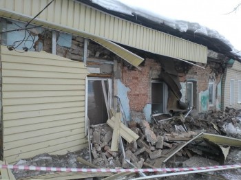 Стена дома обрушилась на улице Комсомольской в Оренбурге