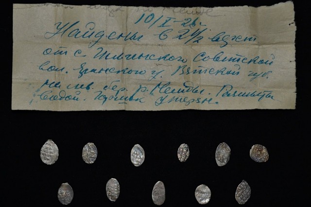 Кировские архивисты при работе с старинными документами нашли клад из серебряных монет