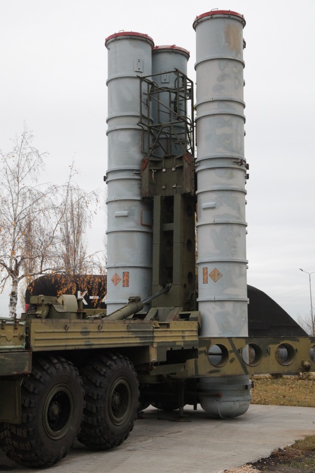 Зенитно-ракетный комплекс С-300 установили в нижегородском парке Победы