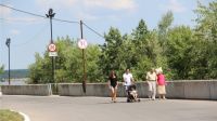 Ограничивающий движение транспорта знак установлен на въезде на Московскую набережную в Чебоксарах