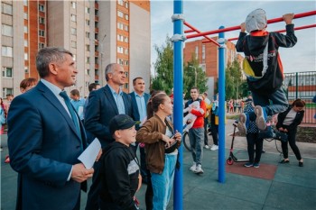 Олег Николаев и Алексей Ладыков осмотрели благоустроенные в этом году дворы Чебоксар