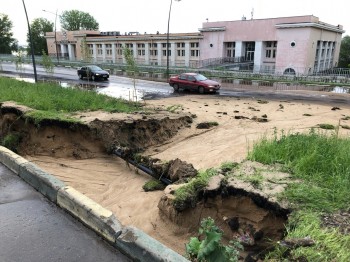 Нижегородское ГУ МЧС предупредило о повышенной вероятности размыва дорог в связи с предстоящими в ближайшие три часа грозами