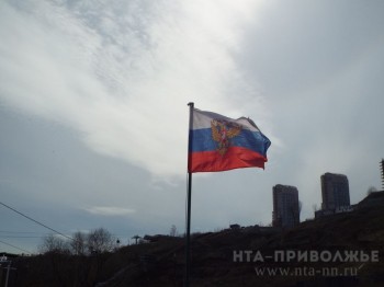 Церемонию поднятия флага в нижегородских школах могут проводить в помещениях и онлайн