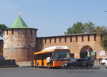 Автобус попал в двойное ДТП на пл. Минина и Пожарского в Нижнем Новгороде