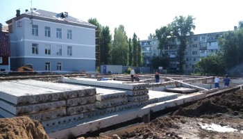 Земляные работы завершены на территории школы №20 в Энгельсе Земляные работы завершены на территории школы №20 в Энгельсе