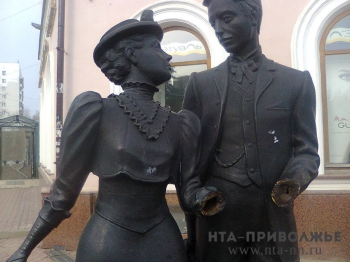 Горадминистрация всё ещё ищет средства для ремонта скульптуры &quot;Дворянская чета&quot; на Б.Покровской в Нижнем Новгороде, которой в 2015 году отпилили руки