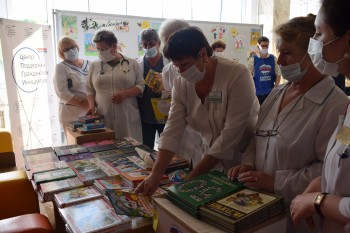 Книги и игры передали в областную детскую больницу в Нижнем Новгороде в рамках акции &quot;Читай, страна!&quot;