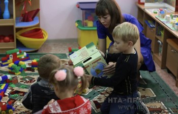 Свыше 130 нижегородских семей получили выплаты за прием детей на воспитание