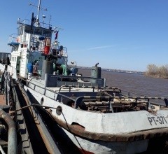 Баржа в Самаре столкнулась с обслуживающим судном