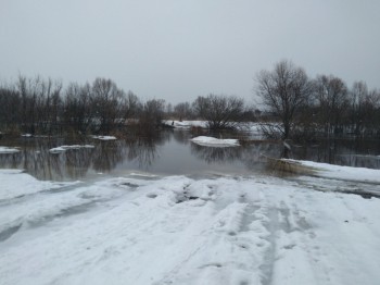 Низководный мост через Алатырь затоплен в Починковском районе Нижегородской области