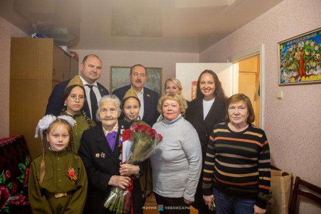 Глава администрации Чебоксар Денис Спирин поздравил со 100-летием ветерана ВОВ Анну Иванову