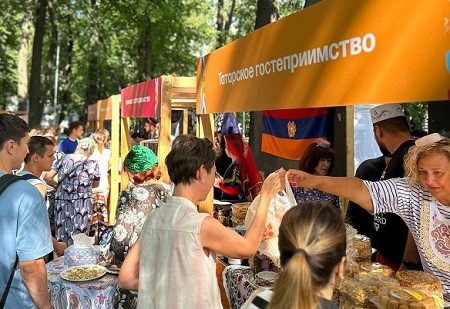Юрий Шалабаев побывал на ярмарке национальных культур "Дружный Нижний" в День города Юрий Шалабаев побывал на ярмарке национальных культур "Дружный Нижний" в День города