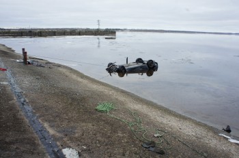 Мужчина погиб после опрокидывания автомобиля в Горьковское водохранилище (ВИДЕО)