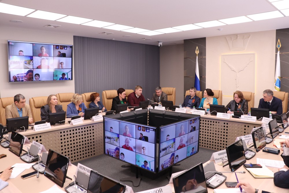 Саратовские депутаты изучают уровень нагрузки школьников