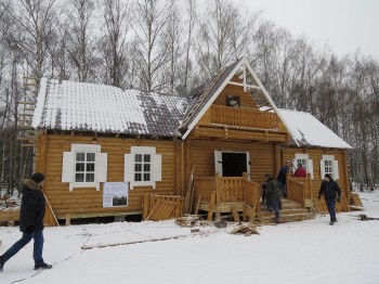 Дом Деда Мороза с площади Минина в Нижнем Новгороде перевезли на парковое озеро в Автозаводском районе