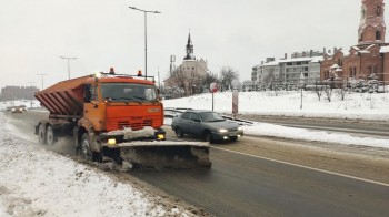Более тысячи дорожных рабочих продолжают устранять последствия снегопада в Нижнем Новгороде