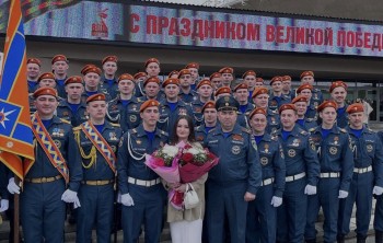 Сотрудник МЧС сделал предложение возлюбленной на параде Победы в Казани Сотрудник МЧС сделал предложение возлюбленной на параде Победы в Казани