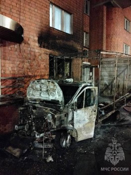 Грузовик загорелся под окнами жилого дома в Нижнем Новгороде 