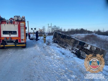 Автобус с вахтовиками перевернулся в Башкирии