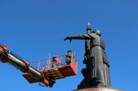 Скульптурная композиция на мемориале Воинской Славы отмыта в канун Дня Победы в Чебоксарах