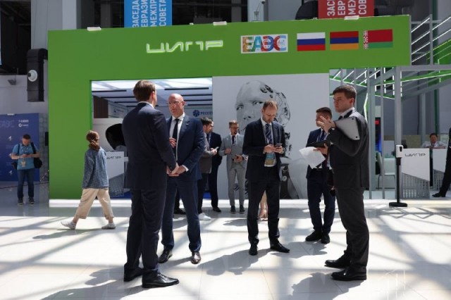 Дмитрий Чернышенко посетил стенд "ЦИПР" и правительства Нижегородской области в рамках Евразийского конгресса в Сочи