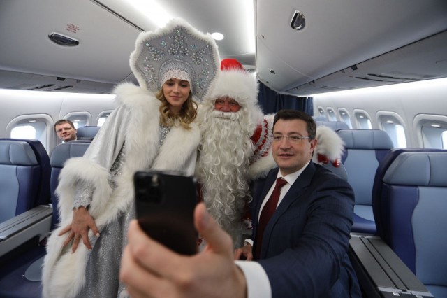Дед Мороз и Снегурочка прибыли в Нижний Новгород на новейшем самолете МС-21 Дед Мороз и Снегурочка прибыли в Нижний Новгород на новейшем самолете МС-21