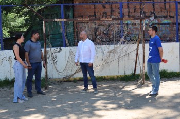 Партийный десант проинспектировал спортплощадки Приокского района Нижнего Новгорода