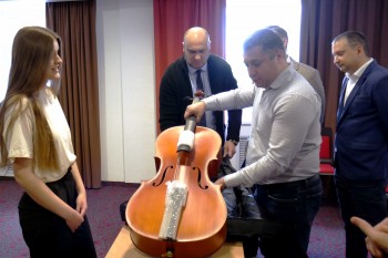 Нижегородские депутаты подарили юной жительнице Мариуполя виолончель