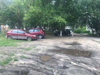Парковка на газонах вне закона: многочисленные нарушения выявлены на улице Сурикова в Нижнем Новгороде