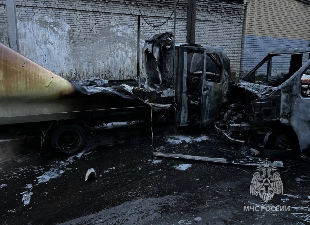 Две "Газели" вспыхнули на парковке Нижнего Новгорода