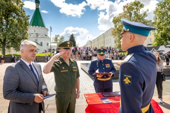 Выпуск студентов Военного учебного центра при ННГУ впервые прошёл у Вечного огня в Нижегородском кремле