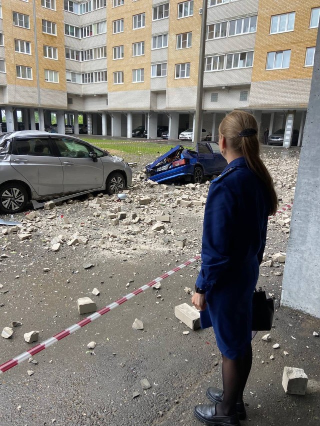 Рухнувшая с 17 этажа кирпичная кладка повредила несколько машин в Чебоксарах