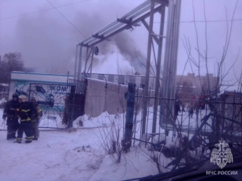 Здание автосервиса загорелось в Нижнем Новгороде