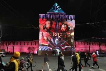 Дмитриевскую башню Нижегородского кремля украсила инсталляция ко Дню народного единства