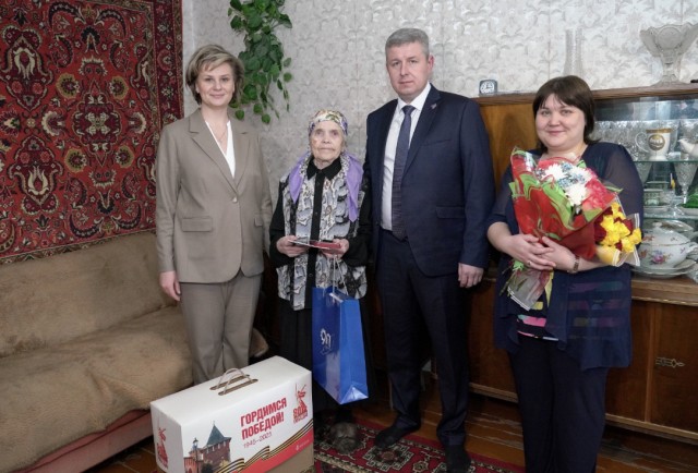 Медаль 80-летия Победы вручили 100-летней нижегородке Ряхиме Бичуриной Медаль 80-летия Победы вручили 100-летней нижегородке Ряхиме Бичуриной