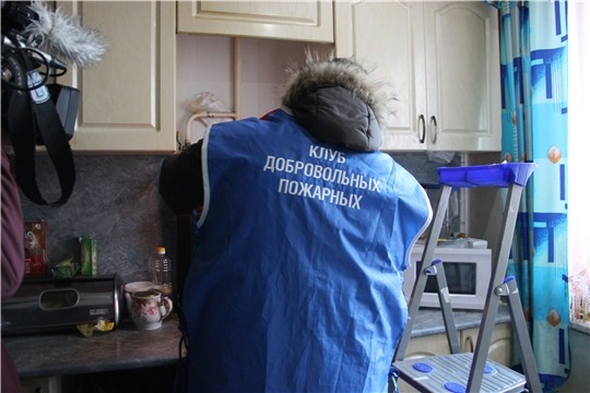 Противопожарные извещатели устанавливают за счёт бюджета чебоксарским семьям в трудных жизненных обстоятельствах