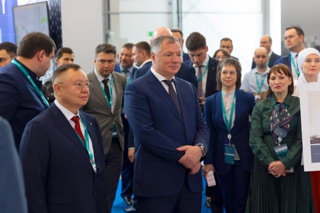 Марат Хуснуллин оценил стенды регионов ПФО на выставке KazanForum Марат Хуснуллин оценил стенды регионов ПФО на выставке KazanForum