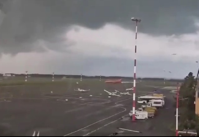 Смерч повредил самолёты в нижнекамском аэропорту 