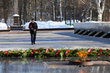 Глеб Никитин возложил цветы к Вечному огню в Нижегородском кремле