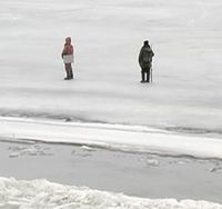 Нижегородские спасатели эвакуировали двух рыбаков с опасного участка льдины