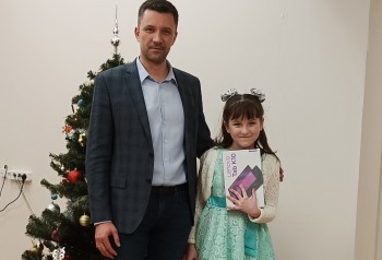 Девятилетняя Соня получила планшет в подарок от министра информтехнологий и связи Александра Синелобова