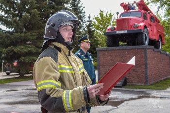 Пожарный автомобиль ПМЗ “прописали” в дзержинской Алее памяти огнеборцам